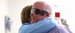 VIDÉO : Après 33 ans de cécité, il revoit sa femme grâce à un œil bionique !