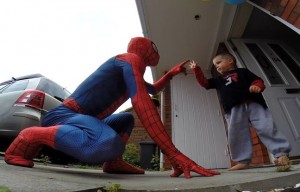 VIDEO :  Déguisé en Spider-Man, pour son fils atteint d’une tumeur !