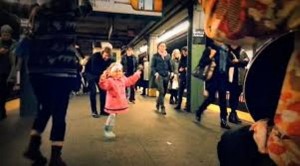 VIDÉO :  Une petite fille transforme le métro en un dancefloor  !