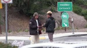 VIDÉO : Vous donnez 100 dollars à un SDF, voilà ce qu’il en fait !