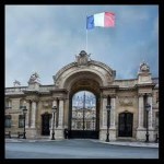 Paris : une policière heurtée volontairement par une voiture près de l’Elysée