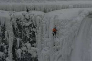 VIDÉO : Il escalade les chutes du Niagara, figées dans la glace