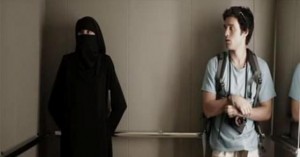 VIDEO : Un homme se retrouve coincé dans un ascenseur avec une femme voilée