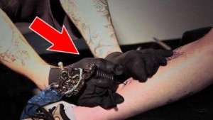 VIDÉO : Il réalise des tatouages…mais pas avec les mains !