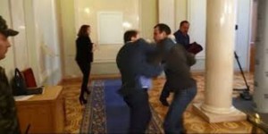 VIDÉO : Deux députés transforment le parlement en ring de boxe !