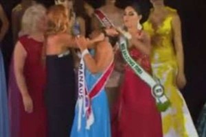 VIDÉO-Miss Amazonie : Déçue, elle arrache la couronne de la gagnante !