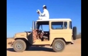 En Arabie Saoudite, ils se filment sur le toit de leur voiture qui roule sans conducteur