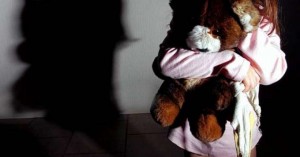 Une fille se venge de son violeur, un pédophile, et le juge refuse de la condamner