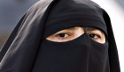 Kasserine: Des élèves de l’école Layoun démasquent un homme en niqab