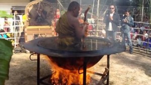 VIDÉO : Un moine bouddhiste médite dans un bain d’huile bouillante !