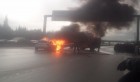 Une voiture brûle au milieu de la Route X