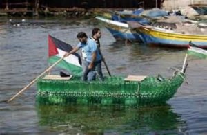 A Gaza, cinq jeunes voguent sur des bouteilles en plastique