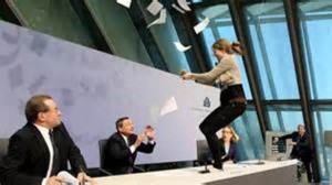 VIDÉO : Une femme jette des confettis sur Mario Draghi