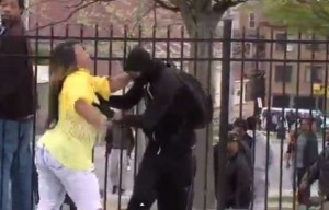 Émeutes à Baltimore : La mère qui a giflé son fils explique son geste (VIDÉO)