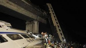 Nouvelle-Orléans : Un train tombe d’un pont (VIDÉO)
