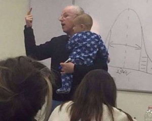 Son bébé pleure en plein cours, voici la réaction du prof !