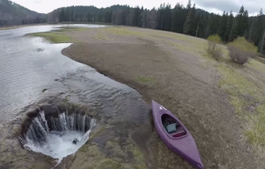 VIDEO : Voici un lac qui étonne et surprend à la fois!