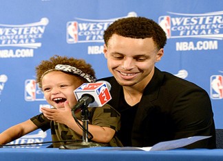 A seulement 2 ans elle vole la vedette à une star de NBA (vidéo)