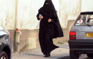 Arabie Saoudite : La police religieuse réprimande une femme non gantée (VIDÉO)