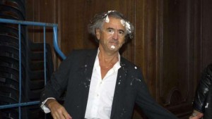 Bernard-Henri Levy attaqué par des tartes au visage (VIDÉO)