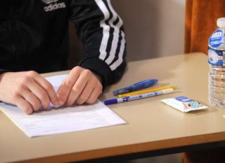 Algérie: Elle triche au bac avec une puce satellitaire dans l’oreille!