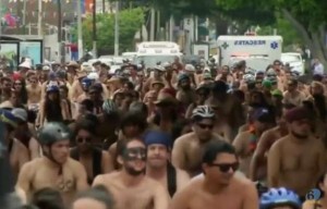 Mexique: Des cyclistes à moitié nus dans les rues de de Guadalajara! (VIDÉO)