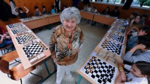 A 87 ans, elle est sacrée “reine” des échecs !