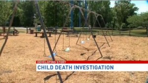 Elle poussait sur une balançoire son fils de 3 ans déjà mort!