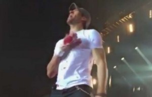 Enrique Iglesias blessé par un drone lors d’un concert au Mexique