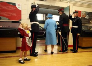 Une fillette frappée au visage par un soldat de la Reine ! (VIDÉO)