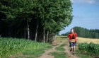 Un athlète malvoyant court un trail de 26 km avec sa canne blanche et un GPS