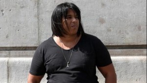 Débarqué d’un vol American Airlines pour une «odeur gênante», il porte plainte