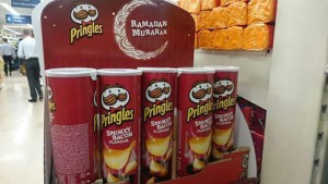 Un magasin londonien souhaite un “bon ramadan” en proposant des chips au bacon !