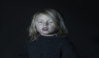 (PHOTOS) : Portraits d’Enfants hypnotisés devant la Télé, cette ” Idiot Box”