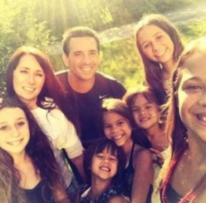 Sa meilleure amie décède, elle adopte ses quartes enfants après le lui avoir promis (VIDÉO)