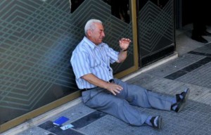 Grèce : L’image de l’homme en pleurs émeut la Toile