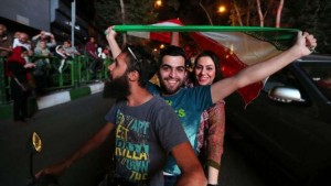 Iran : Des manifestants pro-Rouhani soutiennent le régime en place