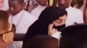 Arabie Saoudite: Deux femmes harcelées par des hommes, mais par leur faute (VIDÉO)