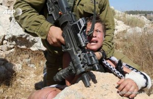 Une vidéo d’un soldat israélien maltraitant une enfant palestinienne fait le tour du web