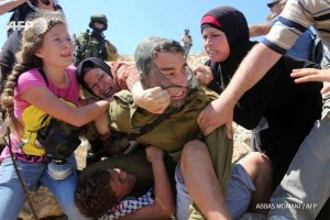 VIDEO : Altercation entre des femmes et un soldat israélien pour la libération d’un enfant palestinien
