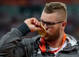 Ivre, le champion du monde de marteau paie son taxi avec sa médaille d’or !