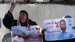 Un Palestinien en grève de la faim depuis juin sombre dans le coma