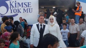 Des jeunes mariés partage leur repas de noces avec 4.000 réfugiés syriens !