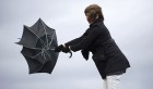 Pays-Bas : Des piétons s’envolent à cause des rafales de vent, vidéo