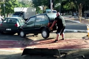 Il déplace à mains nues une voiture garée sur une piste cyclable ! (VIDÉO)