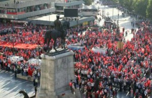 Plus de 10.000 personnes dans les rues de Turquie pour manifester contre le terrorisme