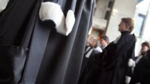 France : Un avocat tire sur le bâtonnier dans le tribunal et se suicide