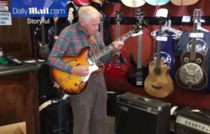 VIDÉO : A 81 ans il joue de la guitare comme personne !