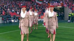 VIDÉO : Des hôtesses de la compagnie Emirates débarquent en match !