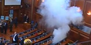 Des députés Kosovars lancent des gaz lacrymogènes au Parlement